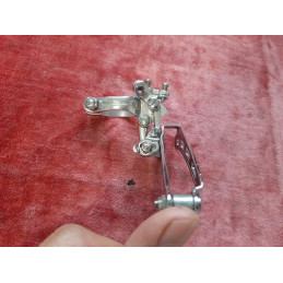 Detalhe da abraçadeira de fixação do desviador dianteiro japonês