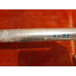 Détail gravure marque Philippe sur cintre aluminium 25,4 mm