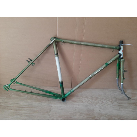 Cadre vélo randonneur Pithioud 1960 650B acier vintage vue latérale