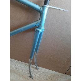 Detalle de los racores del tubo de dirección y horquilla de 25x100