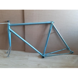 Bottom bracket thread condition closeup